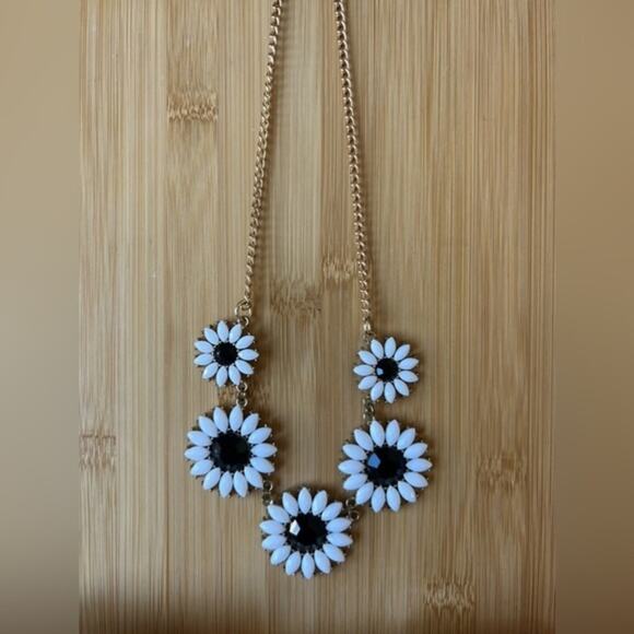 Unbranded Jewelry - Adorable Daisy Necklace Black White Flower Necklace